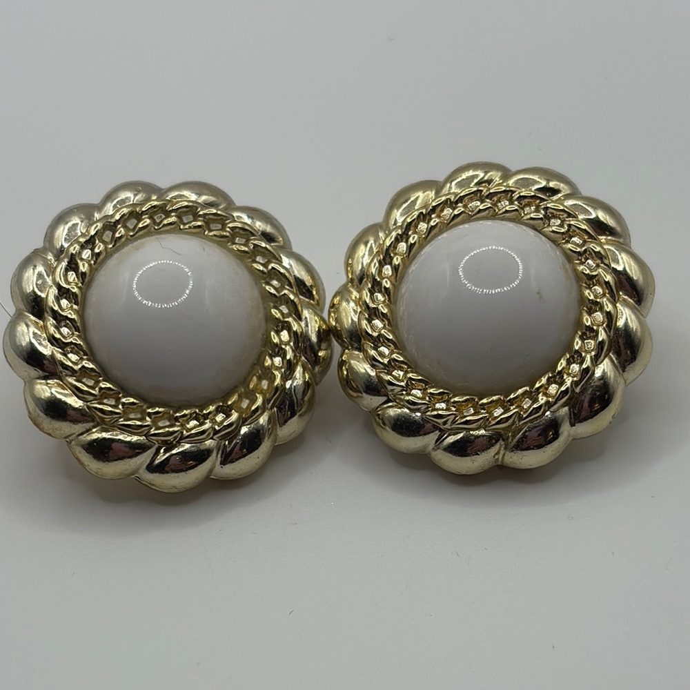 Vintage 80’s Light Gold and White Statement Earrings Lightweight Scalloped Clip